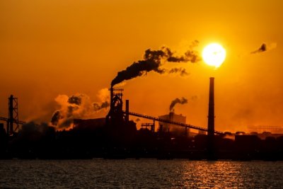 夕日の中のコンビナートの風景、これが仕事場です。とてもきれい。