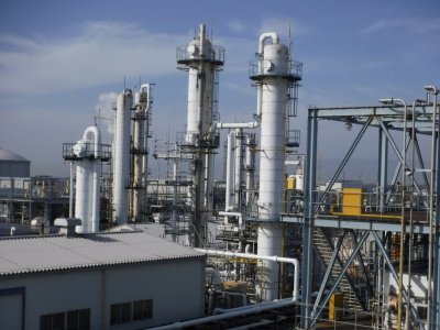 天にそびえるコンビナートの煙突50m